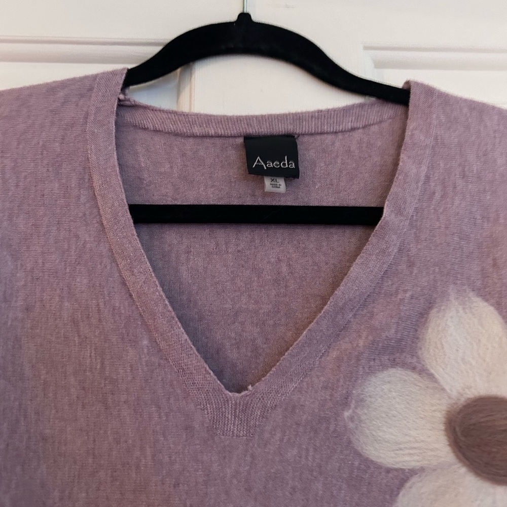 NWOT AAEDA Lilac V-Neck Floral Appliqué Sweater XL - Picture 4 of 8